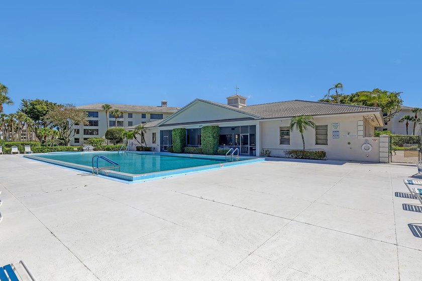 Beautifully upgraded condo offering modern finishes and - photo 32