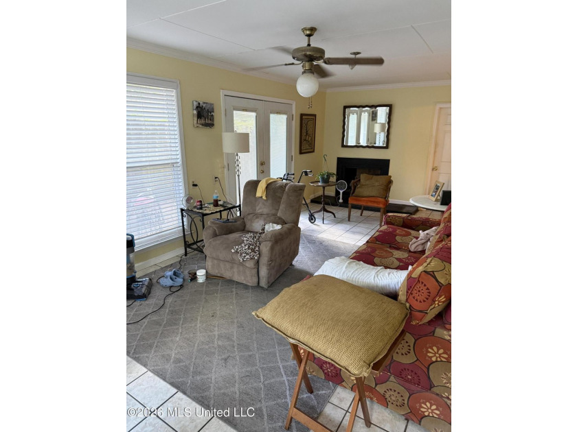 Only a couple of blocks from the BEACH!! This *fixer upper* - photo 12