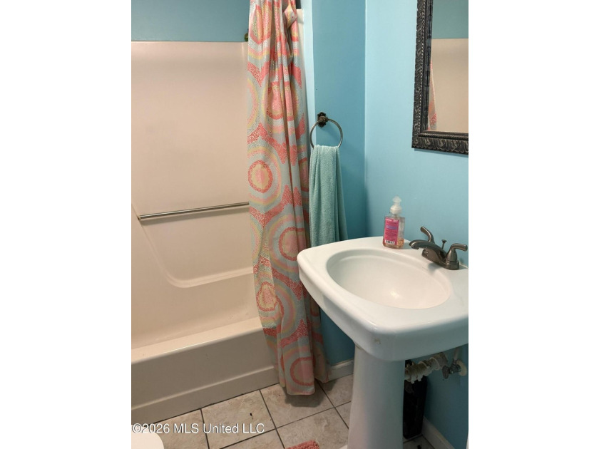 Only a couple of blocks from the BEACH!! This *fixer upper* - photo 16