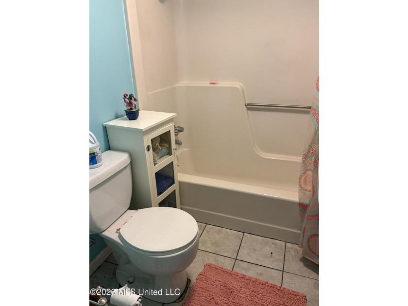 Only a couple of blocks from the BEACH!! This *fixer upper* - photo 17