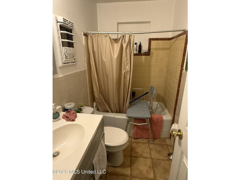 Only a couple of blocks from the BEACH!! This *fixer upper* - photo 21