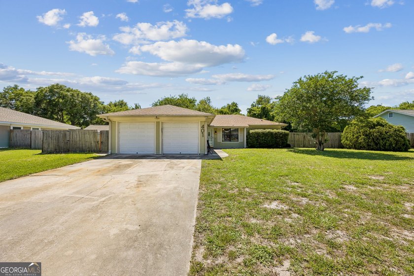 Welcome home to this beautifully refreshed 3-bedroom, 2-bath - photo 2