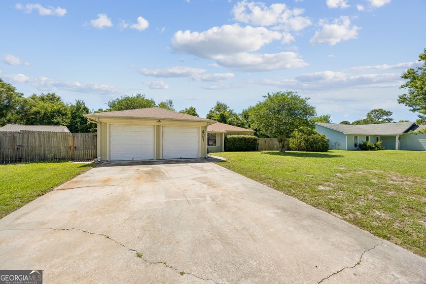 Welcome home to this beautifully refreshed 3-bedroom, 2-bath - photo 3