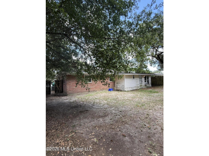 Only a couple of blocks from the BEACH!! This *fixer upper* - photo 24