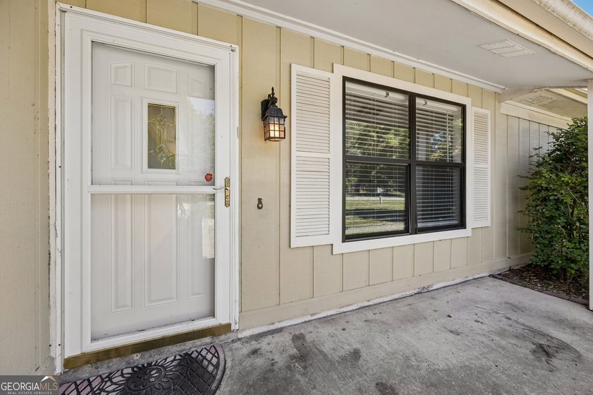 Welcome home to this beautifully refreshed 3-bedroom, 2-bath - photo 5