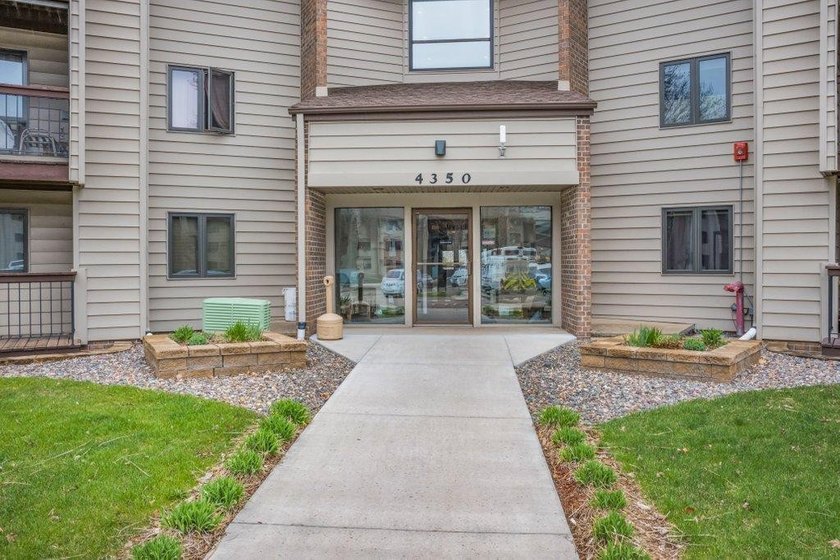 Stylish and move-in ready with a bright, open layout designed - photo 2
