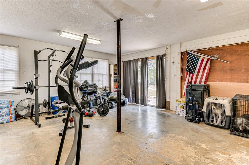 SUPER LOCATION, GREAT CONDITION... This well-maintained family - photo 22