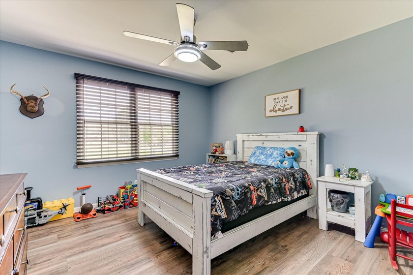 SUPER LOCATION, GREAT CONDITION... This well-maintained family - photo 33