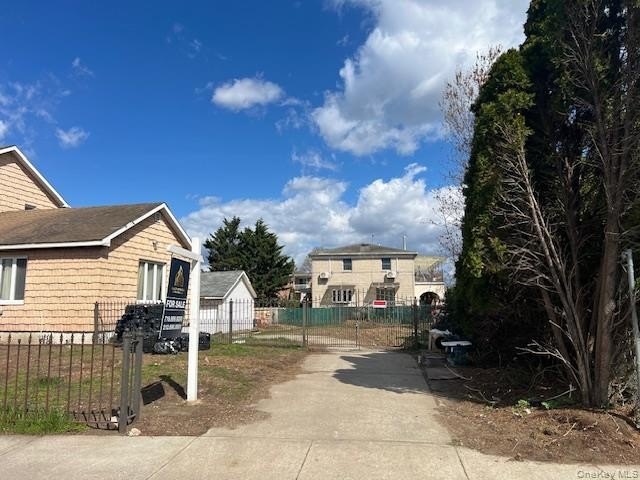 This is your chance to secure a rare 50 x 112.5 (5600 sqft) lot - photo 3