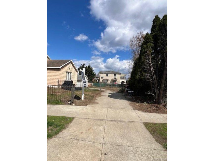 This is your chance to secure a rare 50 x 112.5 (5600 sqft) lot - photo 4