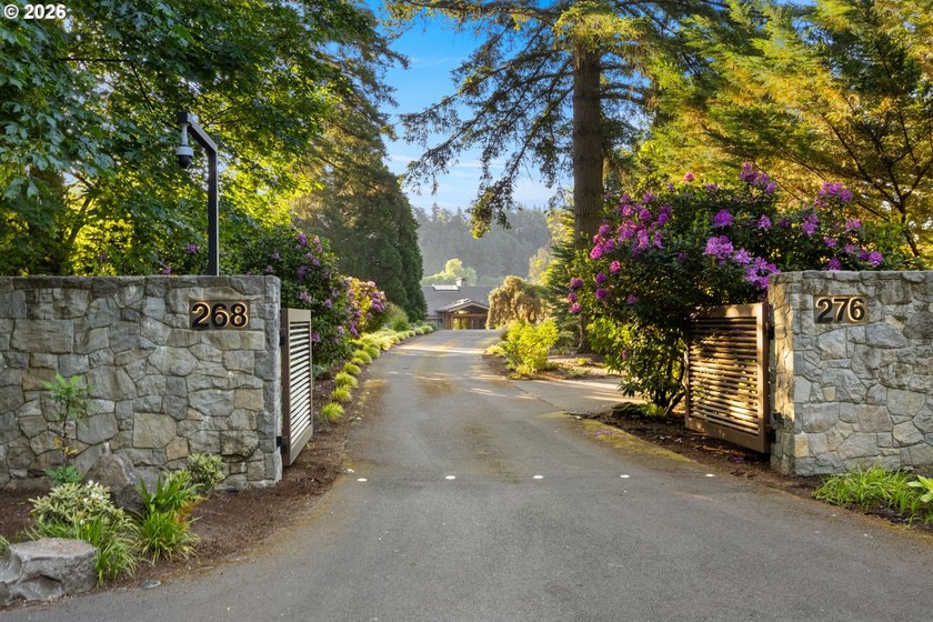 Extraordinary gated Willamette River estate on 1.56 private - photo 3