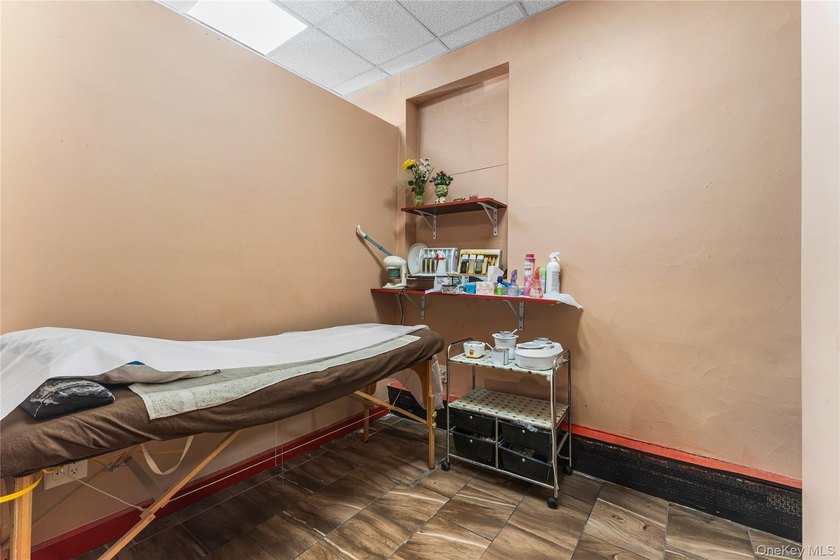 Turnkey Beauty Salon for Sale - Prime Bronx Location Exceptional - photo 7