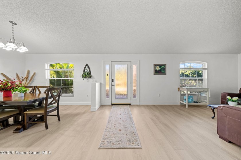 Spacious and beautifully maintained 3 bedroom, 2 bathroom home - photo 3