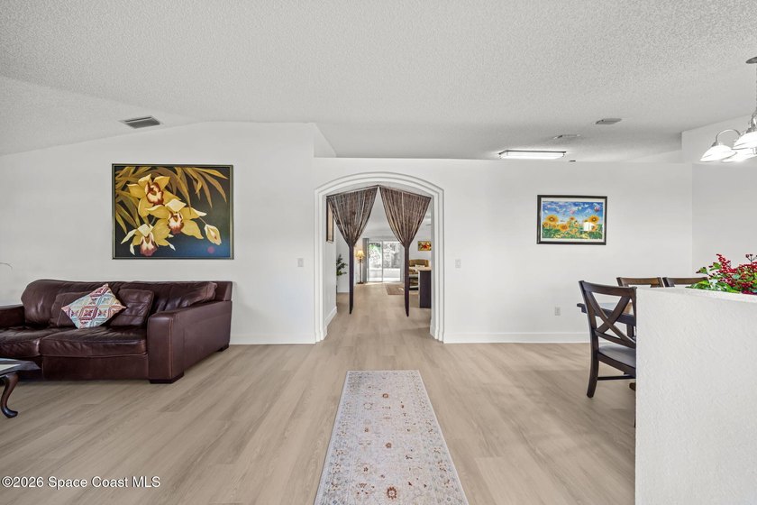 Spacious and beautifully maintained 3 bedroom, 2 bathroom home - photo 4