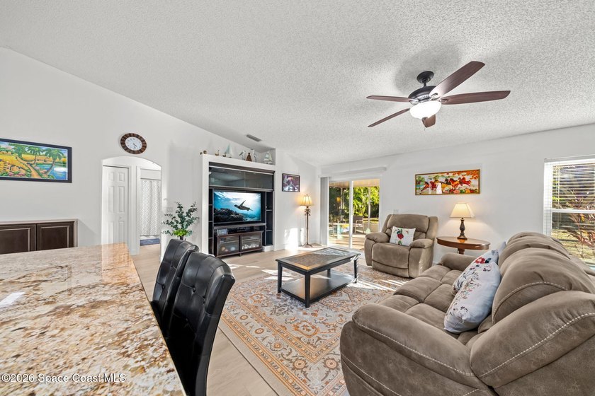 Spacious and beautifully maintained 3 bedroom, 2 bathroom home - photo 8