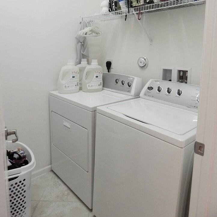 LARGEST 2 Story END Unit Townhse-3Bd/2.5Ba/2CarGar+LOFT/2161sf - photo 19