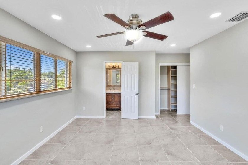 Welcome to your own tropical paradise in this E Oakland Park - photo 32