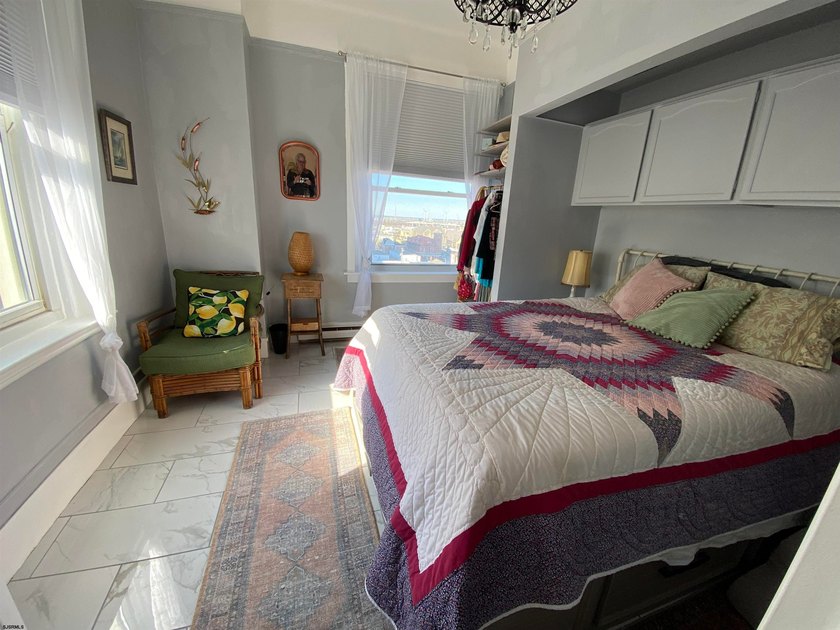 GET ONE-BEDROOM LIVING AT STUDIO HOA FEES with this smartly - photo 11