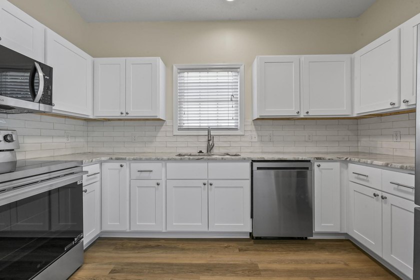 Beautifully updated 3-bedroom, 2.5-bath end-unit townhome-style - photo 12