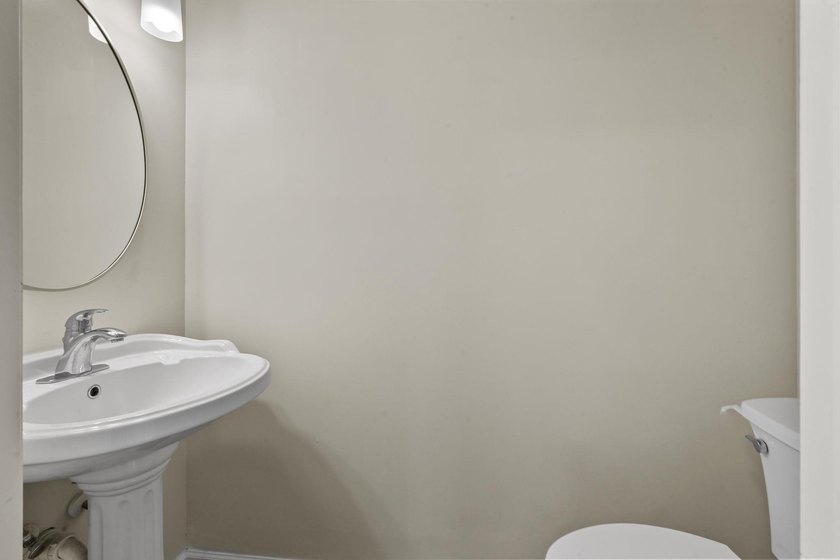 Beautifully updated 3-bedroom, 2.5-bath end-unit townhome-style - photo 14