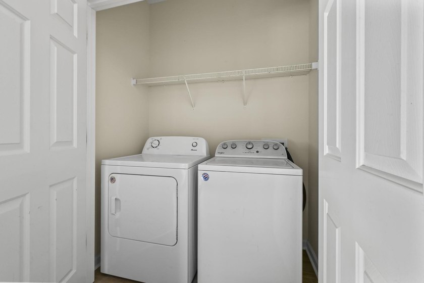Beautifully updated 3-bedroom, 2.5-bath end-unit townhome-style - photo 19