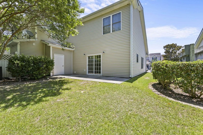 Beautifully updated 3-bedroom, 2.5-bath end-unit townhome-style - photo 20