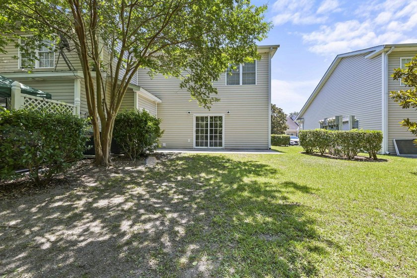 Beautifully updated 3-bedroom, 2.5-bath end-unit townhome-style - photo 21