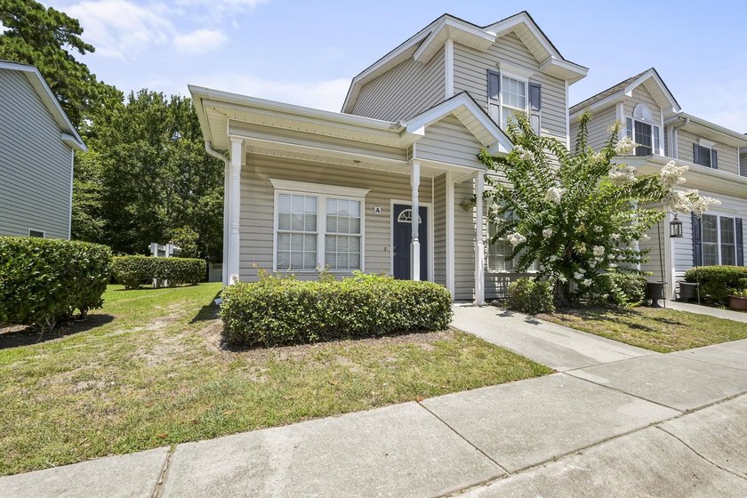 Beautifully updated 3-bedroom, 2.5-bath end-unit townhome-style - photo 23