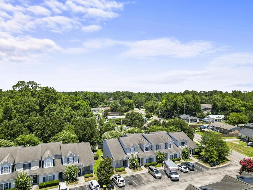 Beautifully updated 3-bedroom, 2.5-bath end-unit townhome-style - photo 26