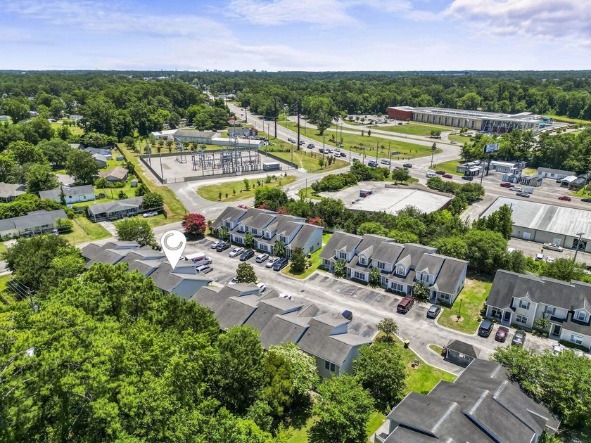Beautifully updated 3-bedroom, 2.5-bath end-unit townhome-style - photo 29