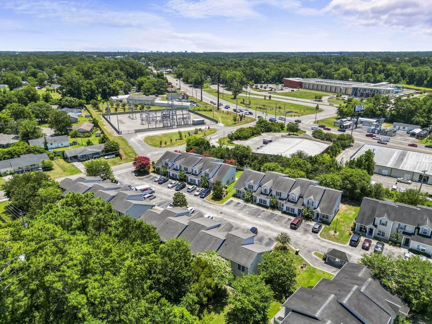 Beautifully updated 3-bedroom, 2.5-bath end-unit townhome-style - photo 30