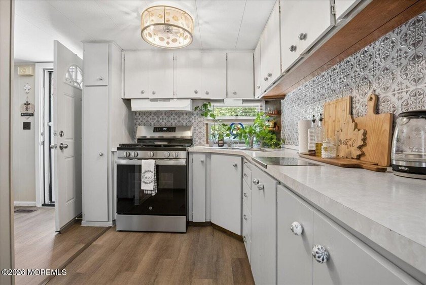 Welcome home! This stylish mobile home offers two bedrooms, a - photo 11