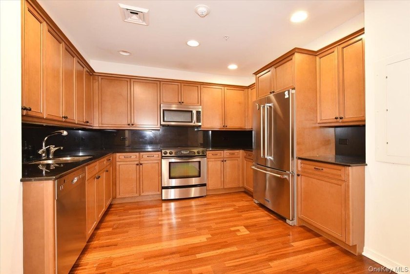 Beautiful &amp; Spacious Sunny 3-Bedroom, 2.5-Bath Condo in Harbor - photo 14