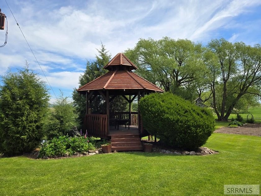 Beautiful country home on over 3 and a half acres. This home has - photo 15