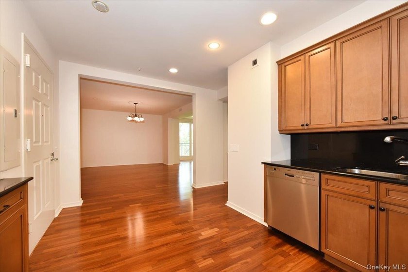 Beautiful &amp; Spacious Sunny 3-Bedroom, 2.5-Bath Condo in Harbor - photo 16