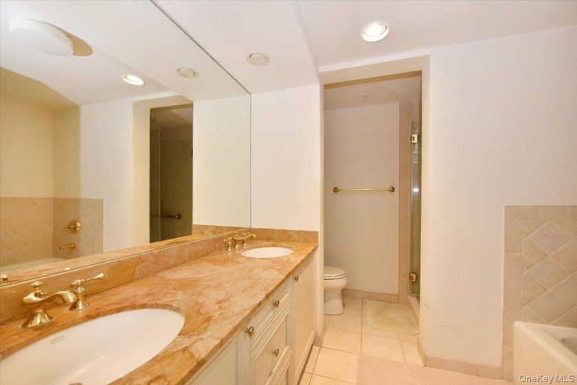 Beautiful &amp; Spacious Sunny 3-Bedroom, 2.5-Bath Condo in Harbor - photo 20
