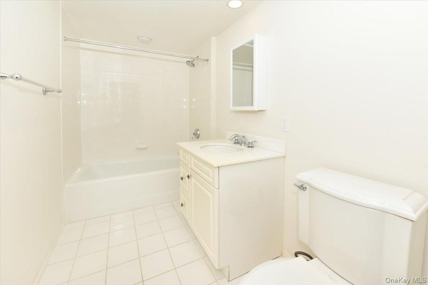 Beautiful &amp; Spacious Sunny 3-Bedroom, 2.5-Bath Condo in Harbor - photo 26