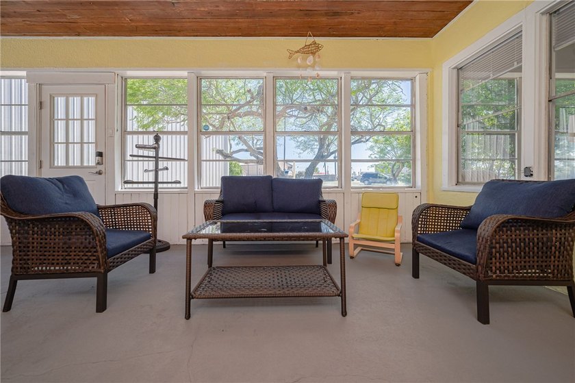 GREAT INVESTMENT OPPORTUNITY &amp; LOCATION! Enjoy this relaxing - photo 8