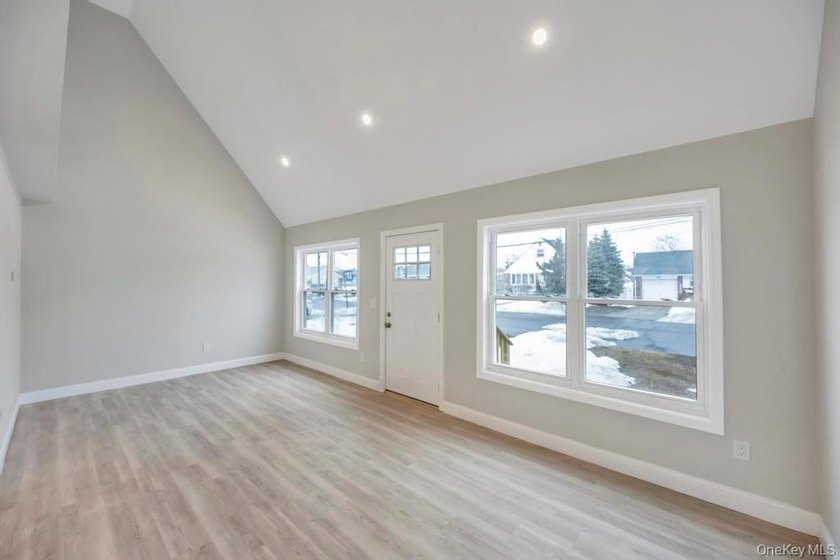Welcome to 52 Halycon Road in Lindenhurst! Located just down the - photo 3