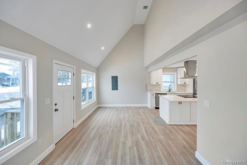 Welcome to 52 Halycon Road in Lindenhurst! Located just down the - photo 4
