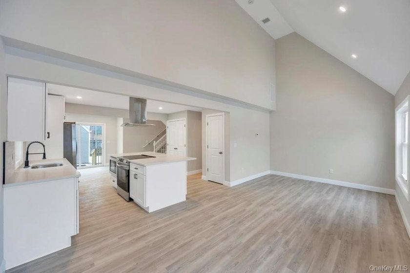 Welcome to 52 Halycon Road in Lindenhurst! Located just down the - photo 5