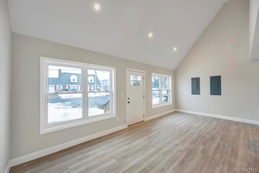Welcome to 52 Halycon Road in Lindenhurst! Located just down the - photo 6