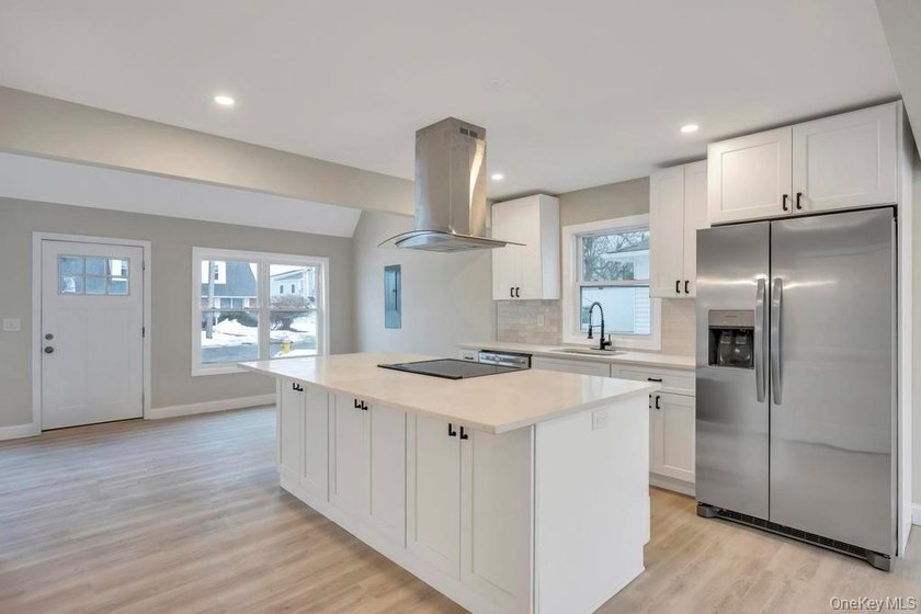 Welcome to 52 Halycon Road in Lindenhurst! Located just down the - photo 8