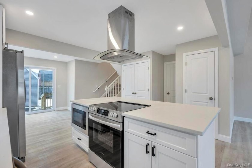 Welcome to 52 Halycon Road in Lindenhurst! Located just down the - photo 9