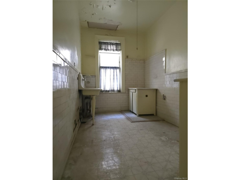 Great investment property - both units in home vacant. Separate - photo 11