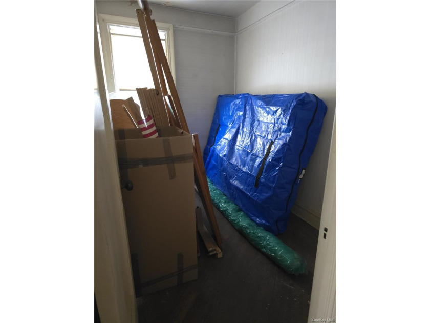 Great investment property - both units in home vacant. Separate - photo 16