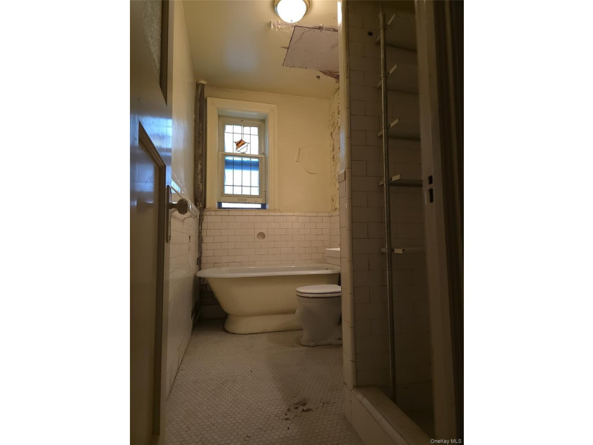 Great investment property - both units in home vacant. Separate - photo 17