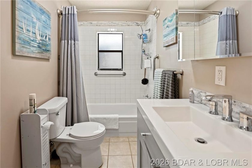 Newer HVAC, roof and gutters, water heater, and appliances - photo 18
