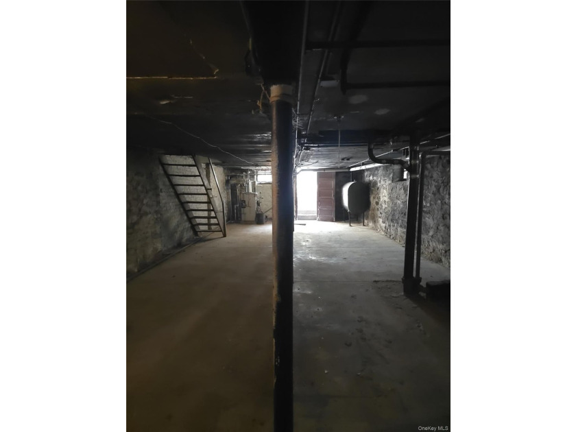 Great investment property - both units in home vacant. Separate - photo 20