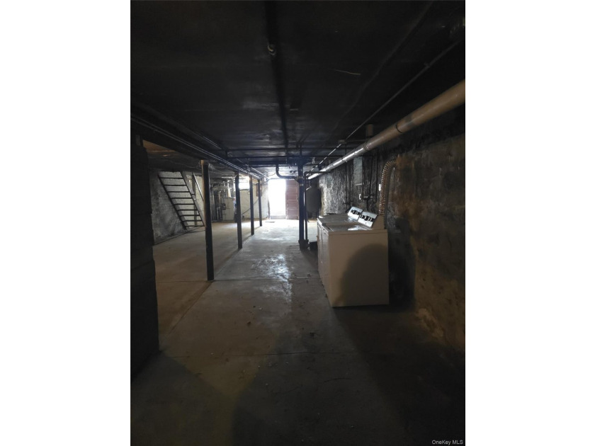 Great investment property - both units in home vacant. Separate - photo 21